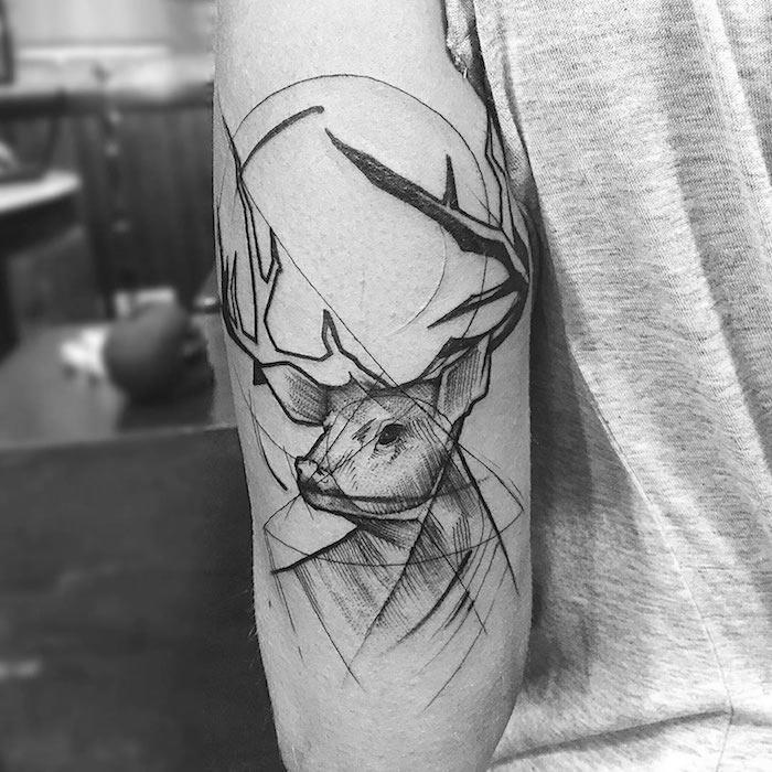 erkek kol dövmesi, hayvan desenli dövme, geyik kafası, sembol, erkek dövme fikri