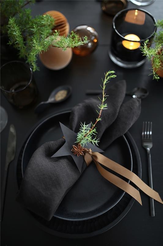najlepše božične mize elegantna dekoracija prtiček tehnični zložljivi zlati trak mat črna miza črni pokrovi