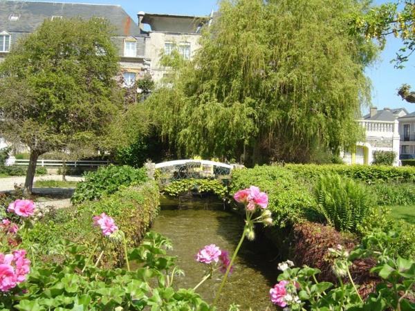 the-gatvės-in-Veules-les-Roses-upė-pont-fleurie