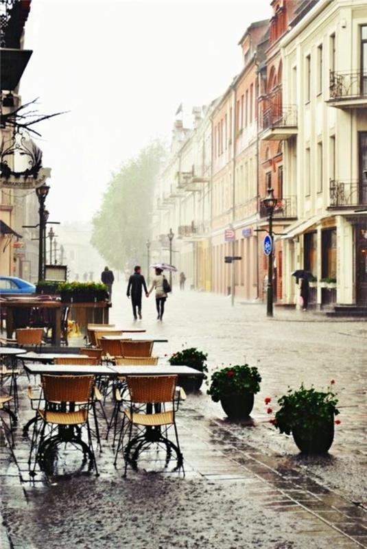 Paryžiaus gatvės po vasara-lietus-graži Paryžiaus kava su kėdėmis ir stalais