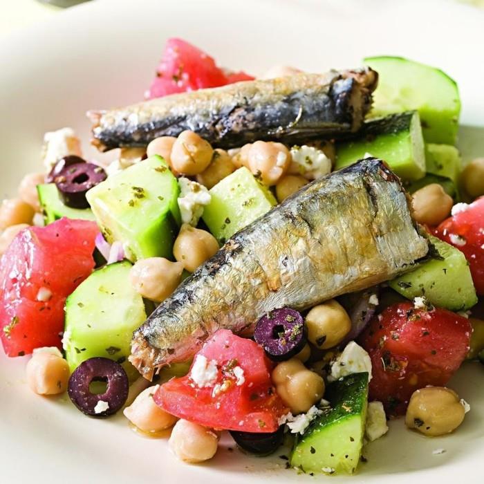 sardalyeli taze salata, demir açısından zengin besinler, bol miktarda demir içeren balık fikri