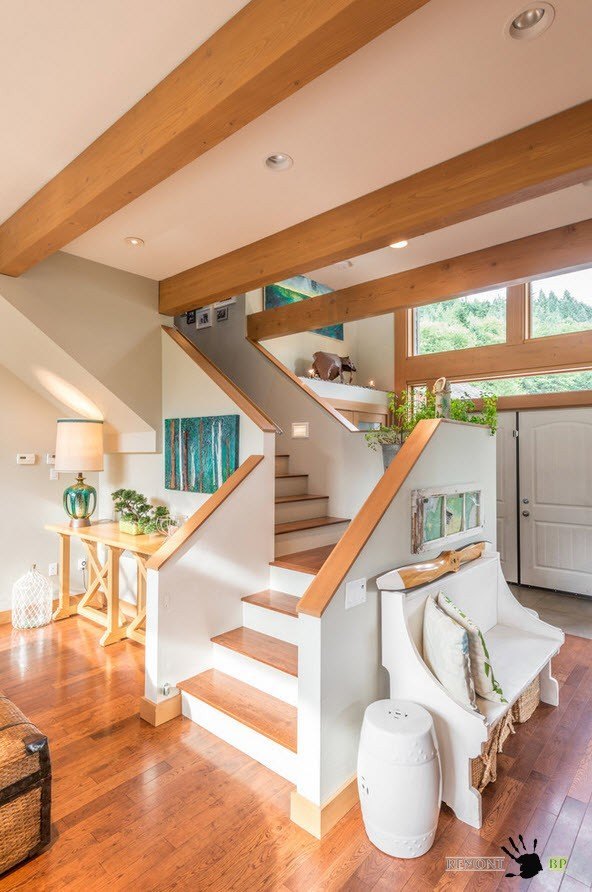 Modern bir evde merdiven