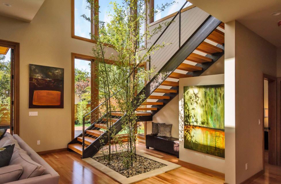 mediniai laiptai moderniame name