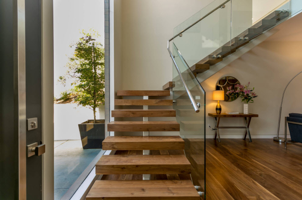 mediniai laiptai su stiklo turėklais