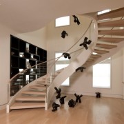 İç mekanın modern tarzıyla uyumlu, cam korkuluklu olağanüstü muhteşem bir merdiven