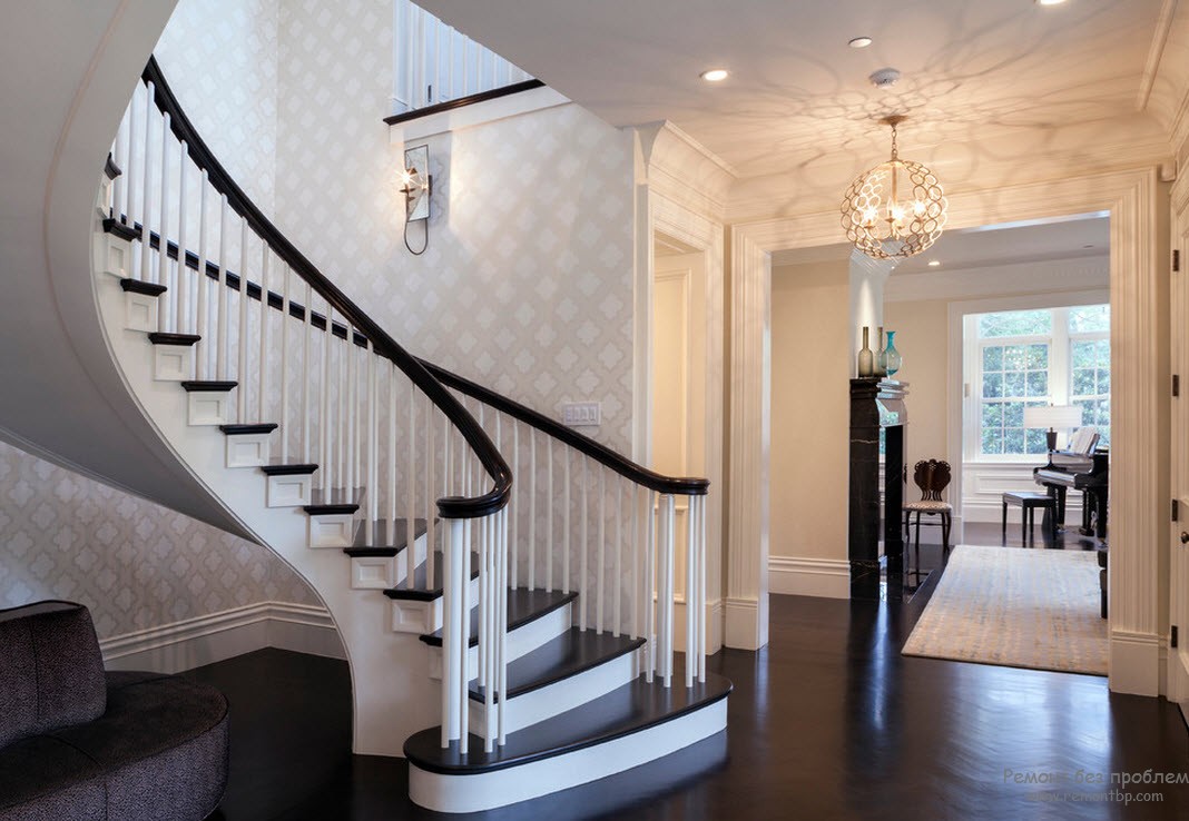 Evin iç kısmında güzel bir merdiven hakimdir.