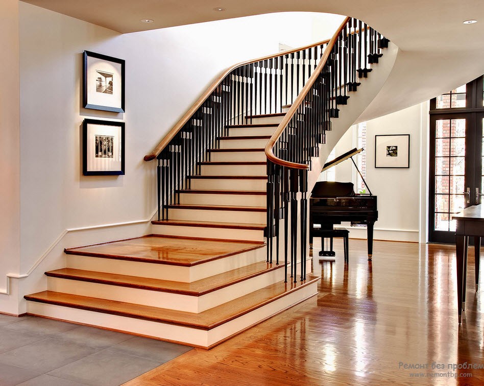 Bir kuyruklu piyano ile güzel merdiven ve salon iç