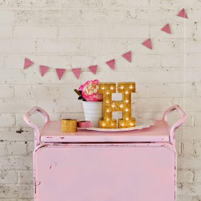 raidės-sienos-baldai-rožinės-metalo-originalus dekoras