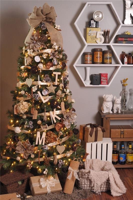 bej ve kahverengi renklerde altın şeritler ve süs eşyaları ile rustik tarzda dekore edilmiş resim Noel ağacı