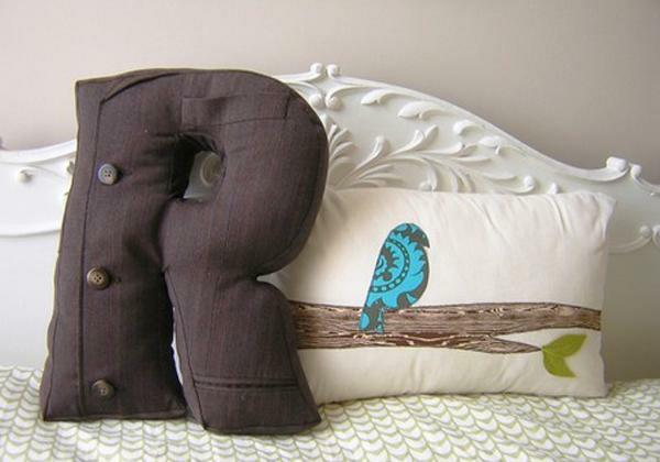 dekoratyvinės-raidės-pagalvėlės