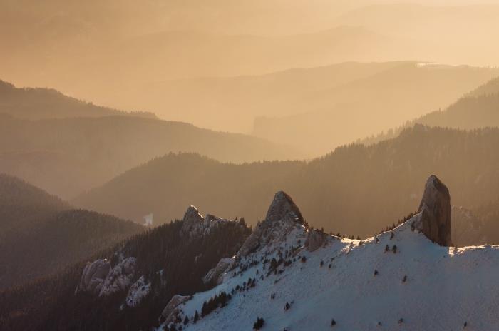 harika bir gün batımı sırasında dağlarda güzel kış manzarası, kış duvar kağıdı fikri