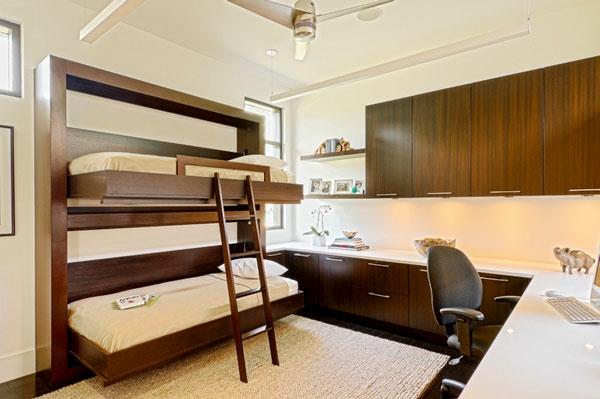 elegantiška lova-lova ir stalas miegamajame
