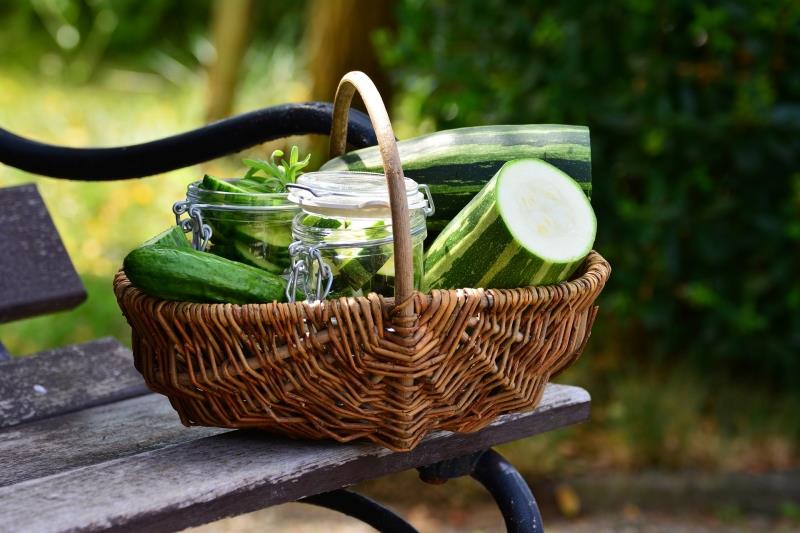 sezoninės daržovės vasaros konservavimas cukinijų indas stiklinis indelis močiutės patarimai