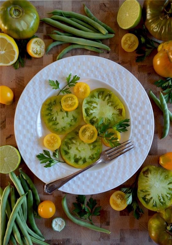 zelenjavne rezine limeta zelena paradižnikova marmelada z začimbami okrogla plošča
