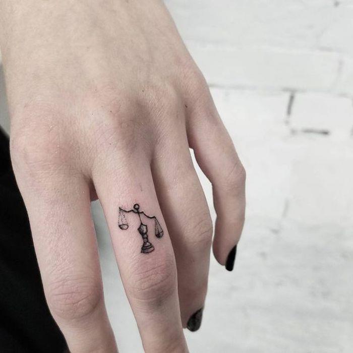 majhne luske, znak libre, tetovaža s srednjim prstom, črni lak za nohte, tetovaže prstov za ženske