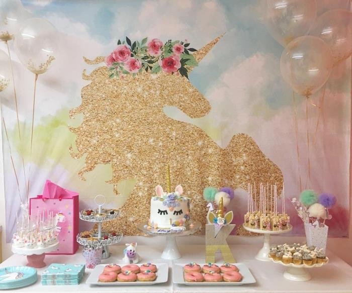 ideja za aranžma in dekliško dekoracijo samopostrežnega bifeja za rojstni dan samoroga v roza in zlati barvi