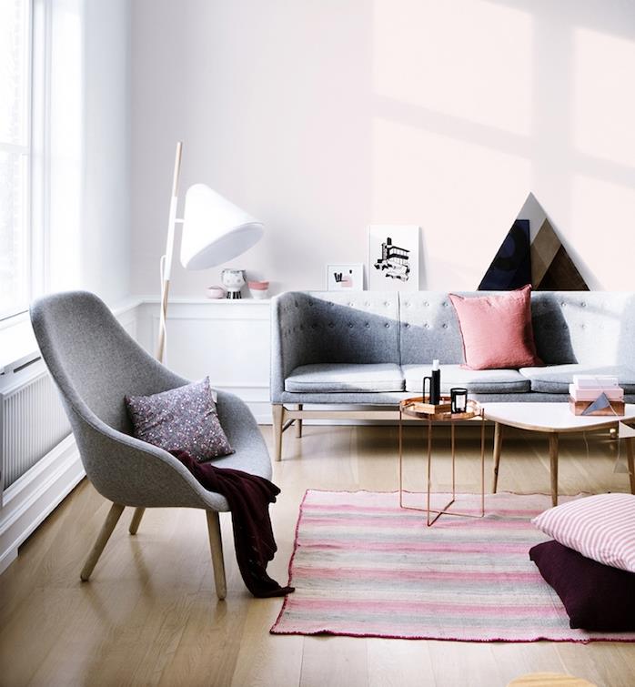rausvai pilkos sienos, baltos dailylentės, šviesiai medinės laminato grindys, šviesiai pilka sofa ir fotelis, spalvos, derančios prie pilkų sienų, dryžuotas kilimas, kokios spalvos gerai atrodo su pilka