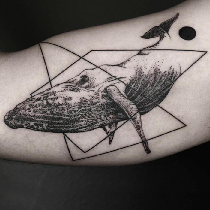 Šauni žmogaus pečių tatuiruotė, geometrinių linijų tatuiruotės rėmas ir juoda misa pabaigoje, gražiausia tatuiruotė pasaulyje grafinio tatuiruotės modelyje