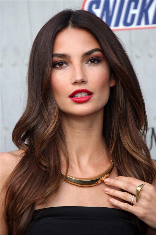 Ilgaplaukė brunetė Lily Aldridge su medumi balayage apačioje