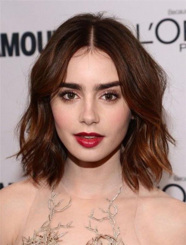 lily collins zamegljen kvadrat s tankimi kodri, ideja romantičnega videza, zanimiva obleka, svetlo rjavi lasje