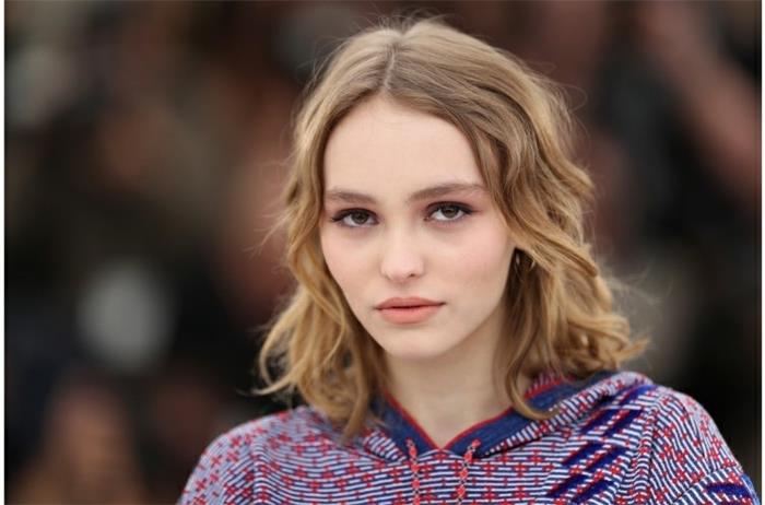 lily-rose-depp-saç kesimi-kız-kısa-saç modeli-genç-ışık