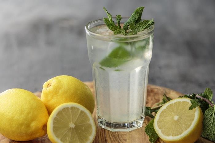 Idea napitek, ki odvaja vodo iz limone in mete, pijete diuretični čaj za hitro hujšanje