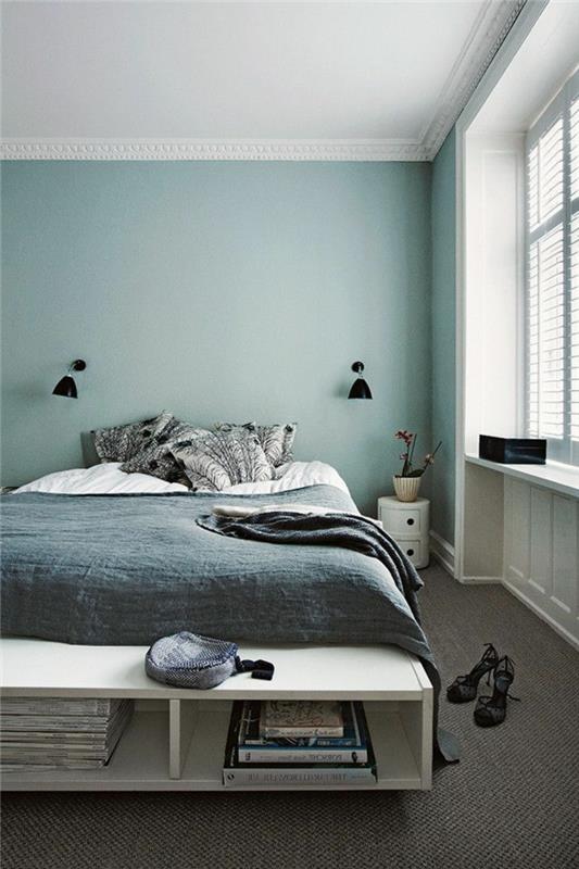 posteljno perilo iz lepe spalnice v modro-belem platnu