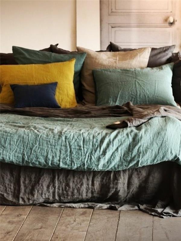 posteljnina-posteljnina-precej-naravne tkanine-in-lesena tla