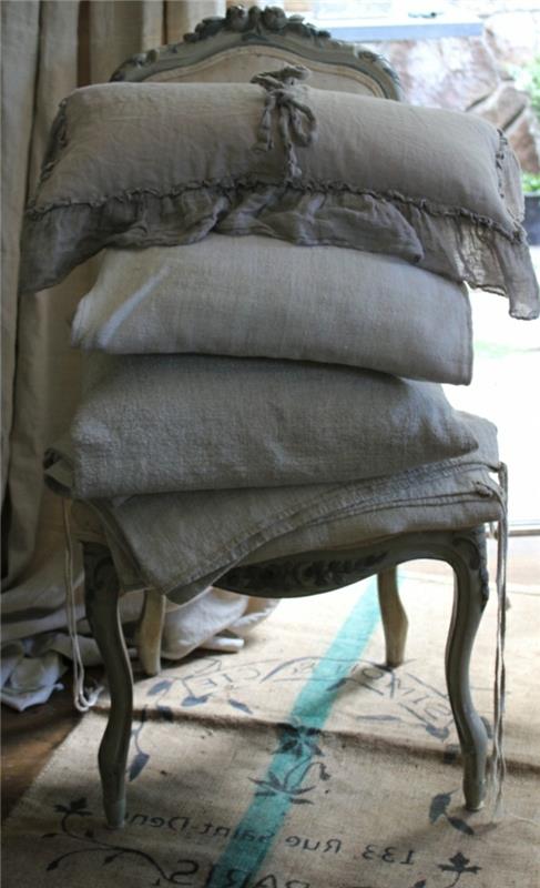 Patalynė-patalynė-pilka-lino-lova-pagrindai ir senovinė kėdė