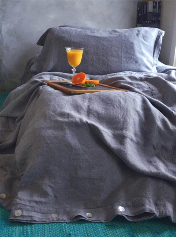 posteljno perilo iz zelene preproge in posteljnina iz sivega lana