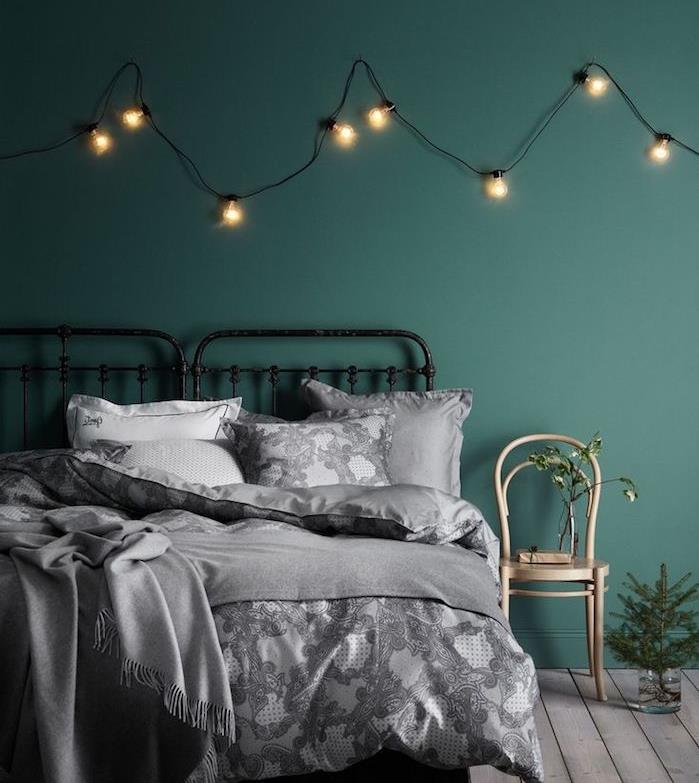 tasarımcı yatak odası, gri ile ne renk, gri nevresim, metal yatak, dekoratif ışık çelenk, koyu ahşap parke