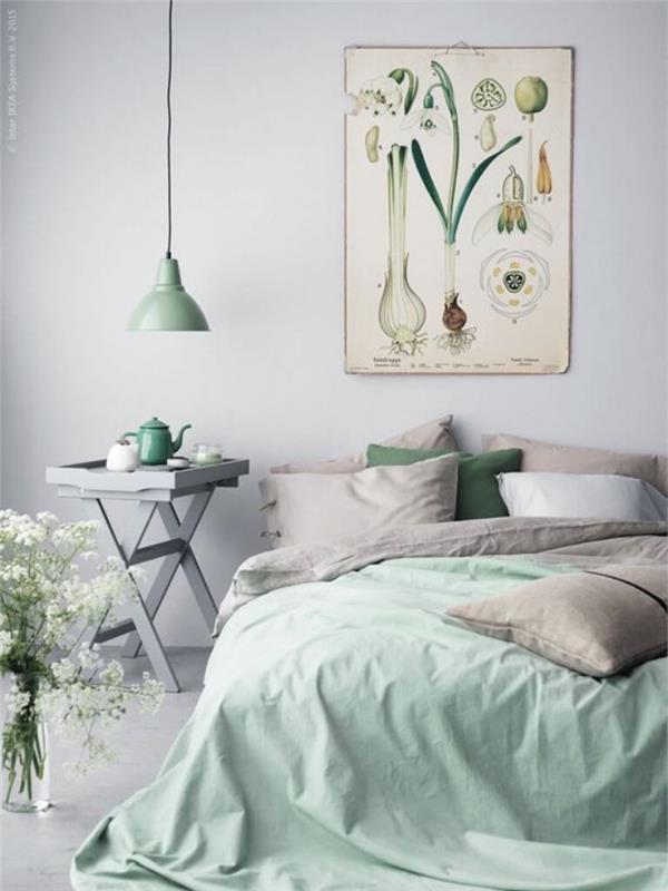 vanduo žalias miegamasis, lovos antklodė ir šviesiai žalia lempa, pilka ir žalia patalynė, perlų pilka siena ir pilkas naktinis stalas, augalų plakato sienų apdaila