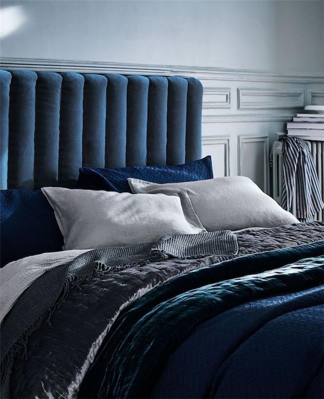 dekor spalnice za odrasle z belo barvo sten in sivo, belo in modro posteljnino, polnočno modro vzglavje