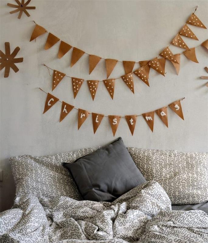 venec iz rjavega kraft papirja na sivi steni in sivo posteljnina, izvirne ideje za okrasitev spalnice