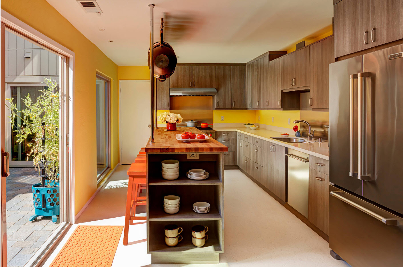 Interior da cozinha com acesso ao quintal