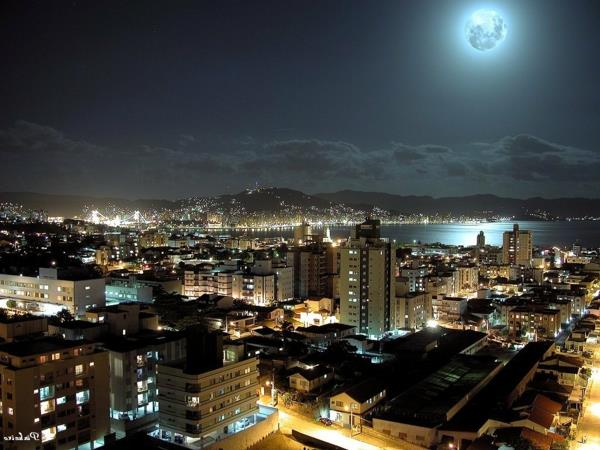 lisboa-la-nuit-in-lisbon-the-moon-the-evler-yeniden boyutlandırılmış