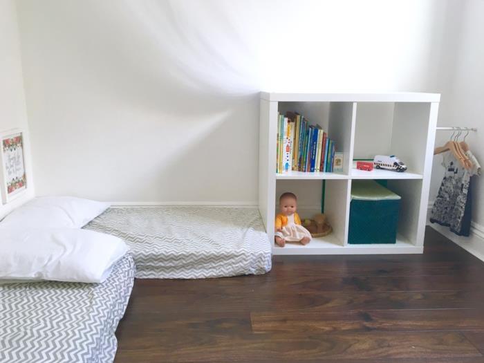 vzdušje z belimi stenami, bela omara za shranjevanje, kabina za otroško posteljo, ogledalo montessori, omara montessori, punčka in knjige