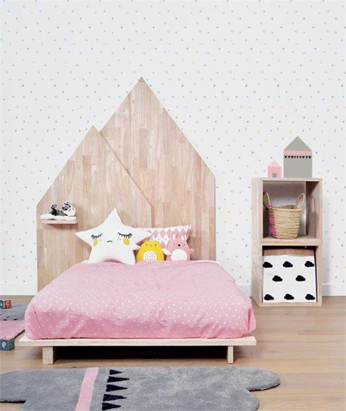 dizainas-suaugusiųjų lova šviesioje medienoje su originaliu galvūgaliu-pilka kilimu-šviesiu parketu