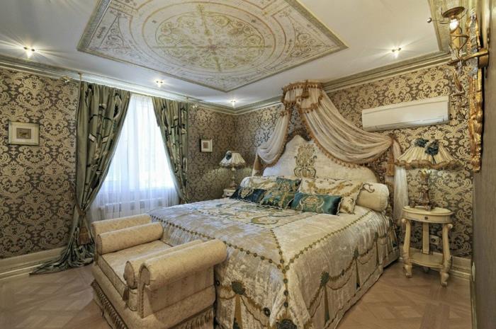 baročna spalnica, zlata dekoracija stropa, tapete, baročno pohištvo, dolge zelene zavese
