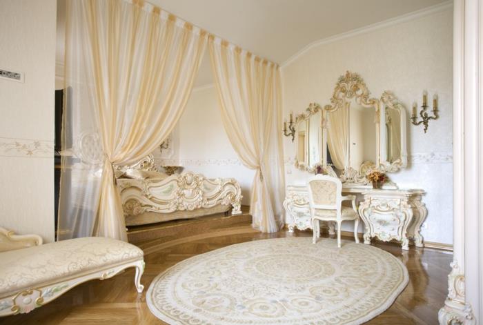 baročna spalnica, okrogla preproga, dolge zavese, veliko zlato ogledalo, baročno pohištvo