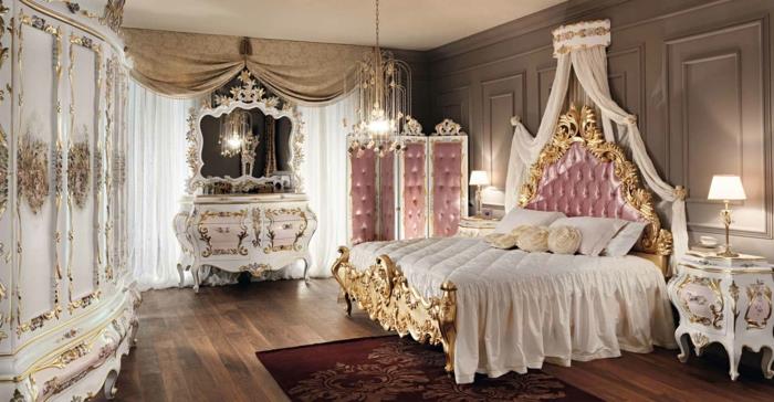 baročna spalnica, lesena tla, dolge zavese, kristalni lestenec, zlati okras, baročna postelja