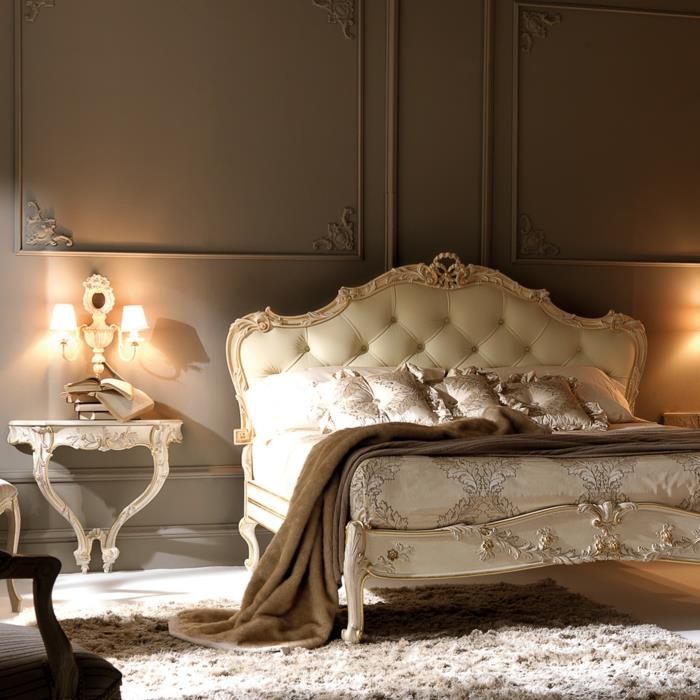 beyaz barok yatak, beyaz halı, şampanya rengi yatak, küçük başucunun üstünde duvar lambası