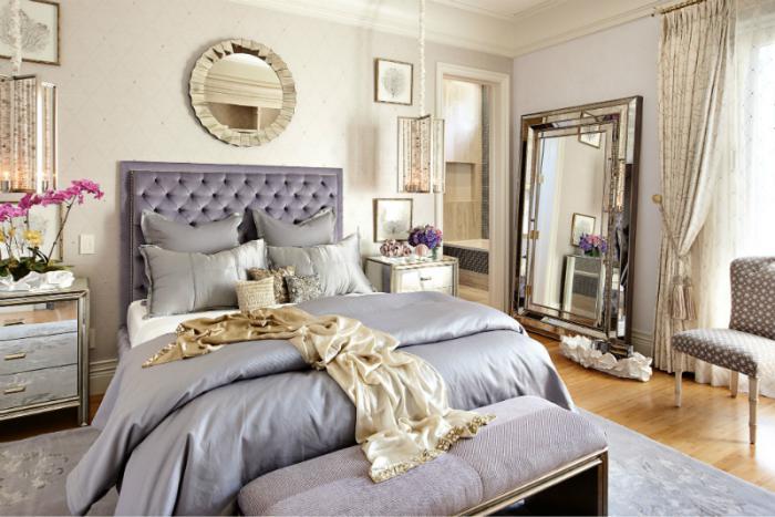 baročne postelje-sive odeje in veliko ogledalo