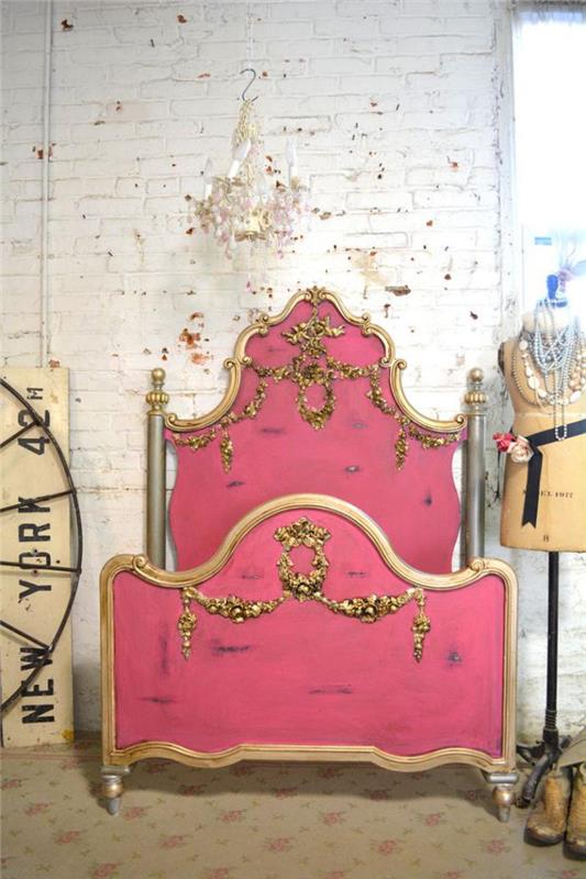 baročna postelja-shabby-chic-dekor-z-lepo-roza-posteljo