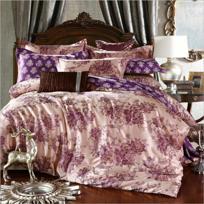 baročna postelja-in-roza-cvetlične-odeje-deco-spalnica za odrasle