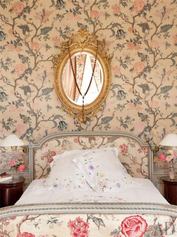 postelja iz baročnega cvetja in ozadje s cvetličnimi vzorci