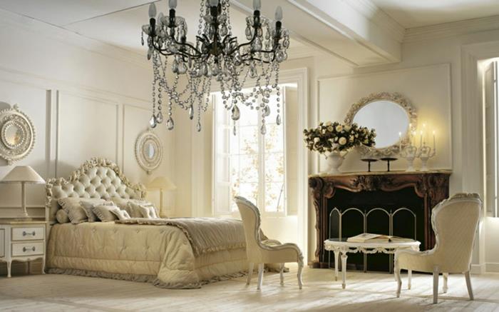 bela baročna postelja, ovalno ogledalo, baročna dekoracija, kristalni lestenec, bele stene, baročna spalnica