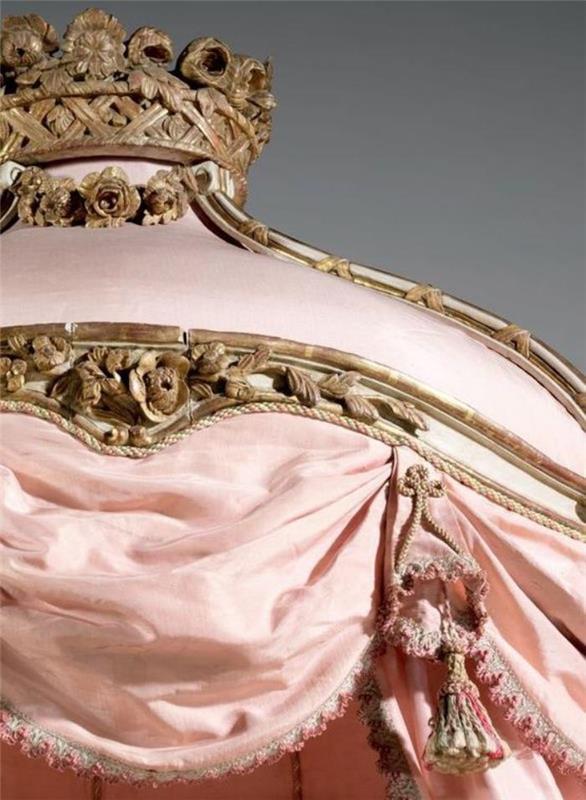 baročna postelja-veličastno-roza-posteljna garnitura