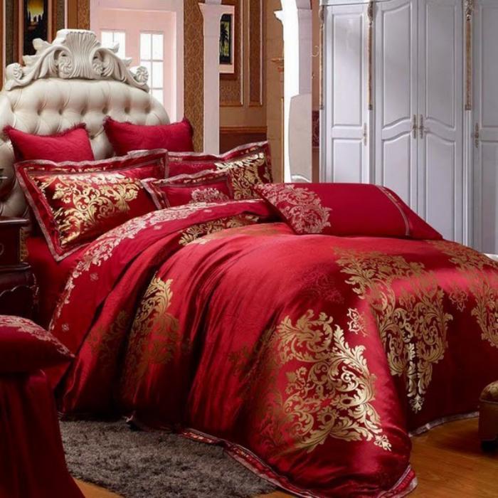 baročne postelje-glave-postelje-bele oblazinjene-rdeče odeje