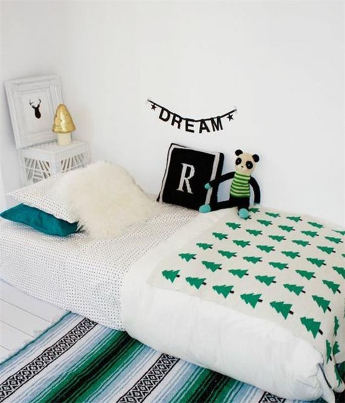 balta siena, baltos ir juodos spalvos dryžuotas kilimas, eglės rašto lovos užtiesalas, monograminė pagalvėlė, įvairiaspalviai kosinai, žaislas pandai